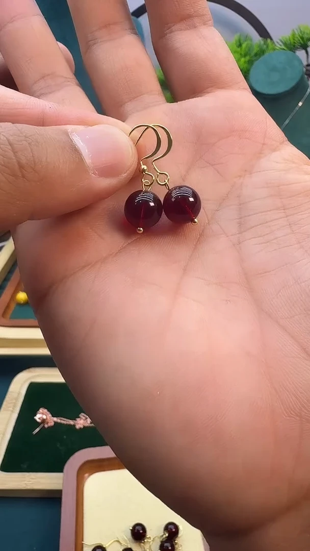 14K金镶嵌血珀耳饰E29