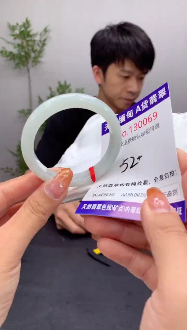 未镶嵌手镯翡翠有纹，完美者勿拍