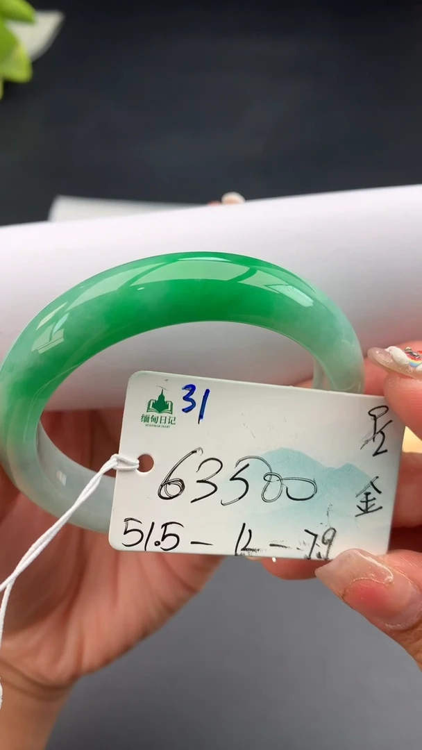 【闪购商品】翡翠手镯未镶嵌 #情人节#送礼，下单联系客服核对地址~