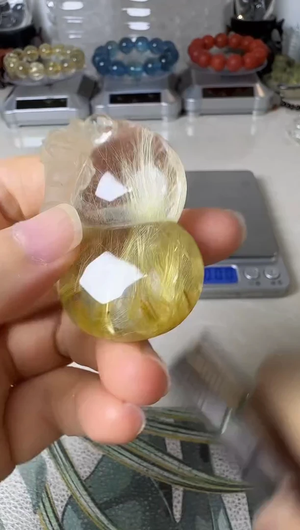 颈饰未镶嵌水晶矿坑