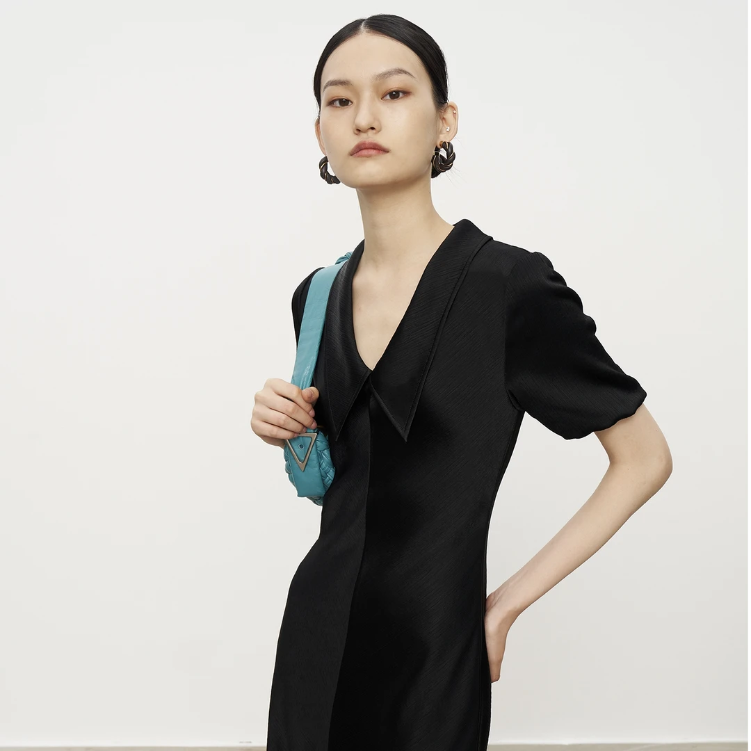 安上THE AES致敬斜裁女王 柔韧醋酸浪漫树皮皱高贵圣洁曼妙连衣裙