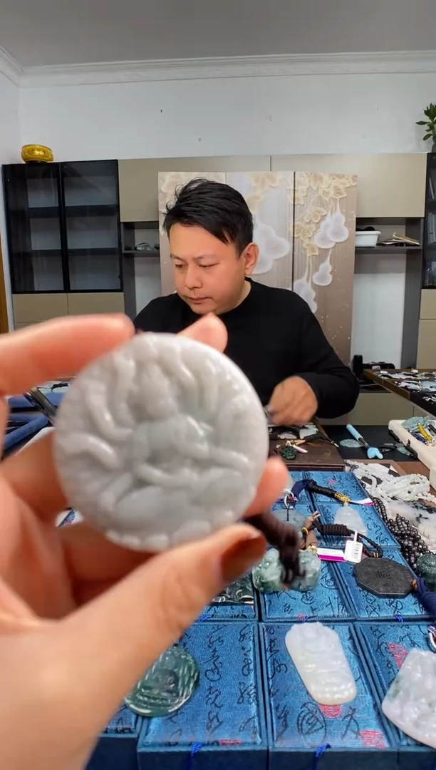 颈饰未镶嵌翡翠  多样性发其一