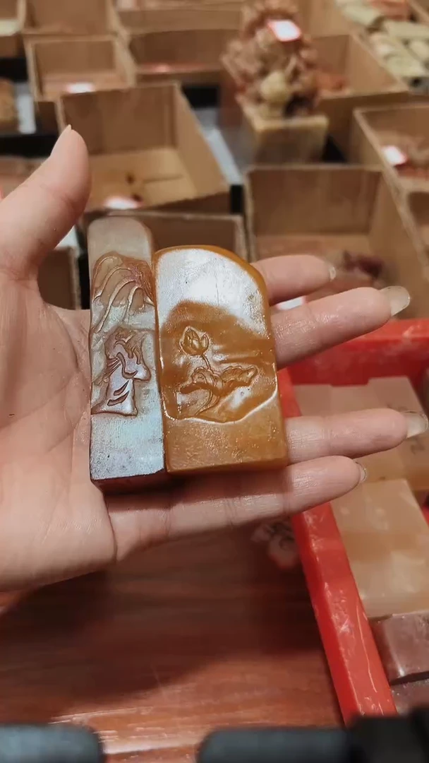 老挝石沁****法瑕疵不规则章带雕钮