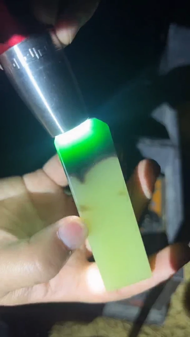 和田玉未镶嵌摆件飘绿一口糖印章