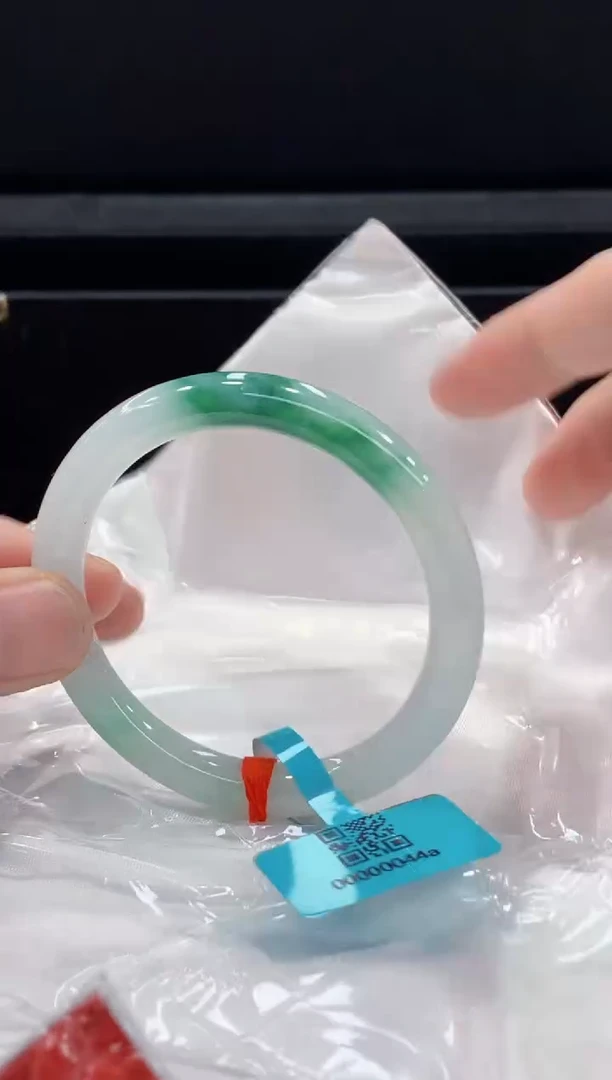 翡翠手镯未镶嵌手镯