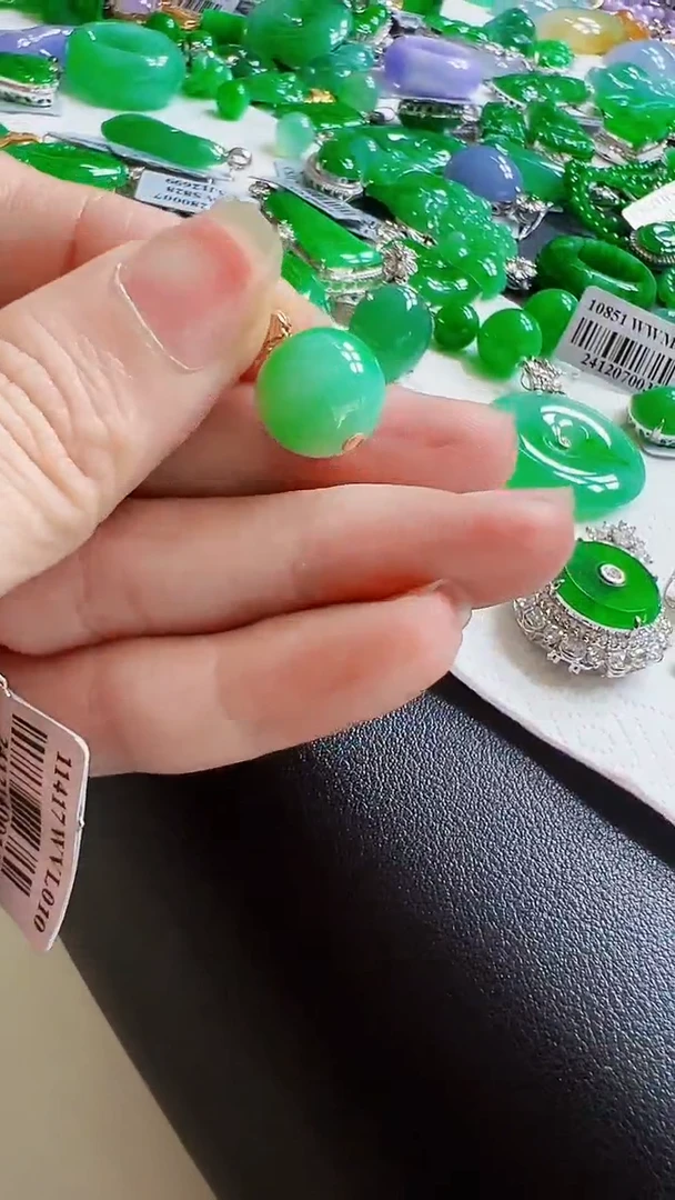 颈饰18K金镶嵌翡翠珠子