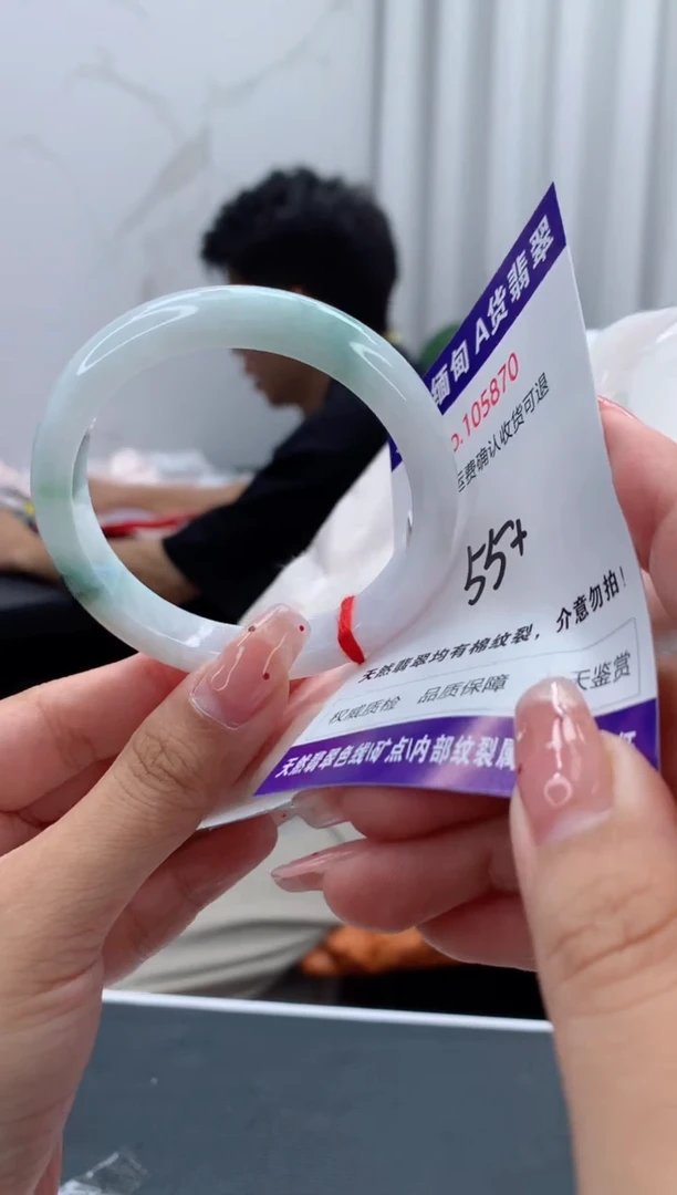 未镶嵌手镯翡翠有纹，完美者勿拍