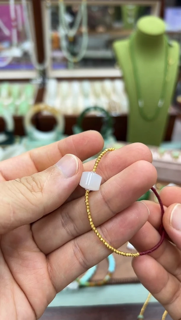 颈饰未镶嵌和田玉手串配18k金