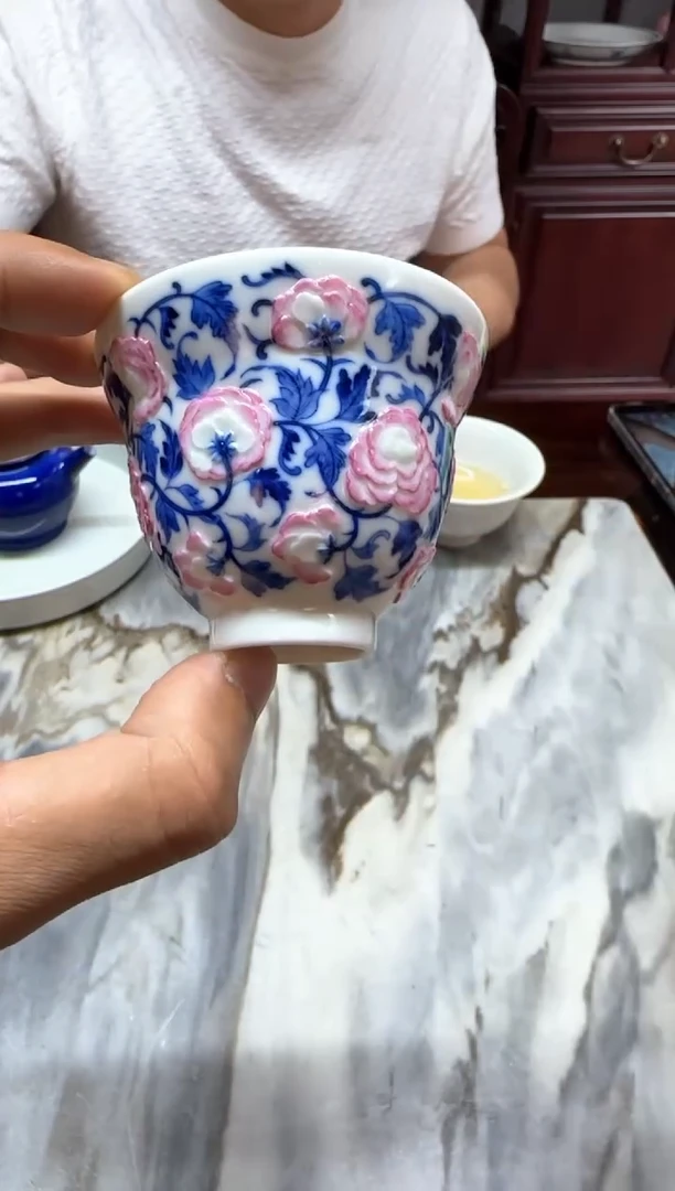 天义华 青花缠枝雕刻加彩牡丹折腰杯