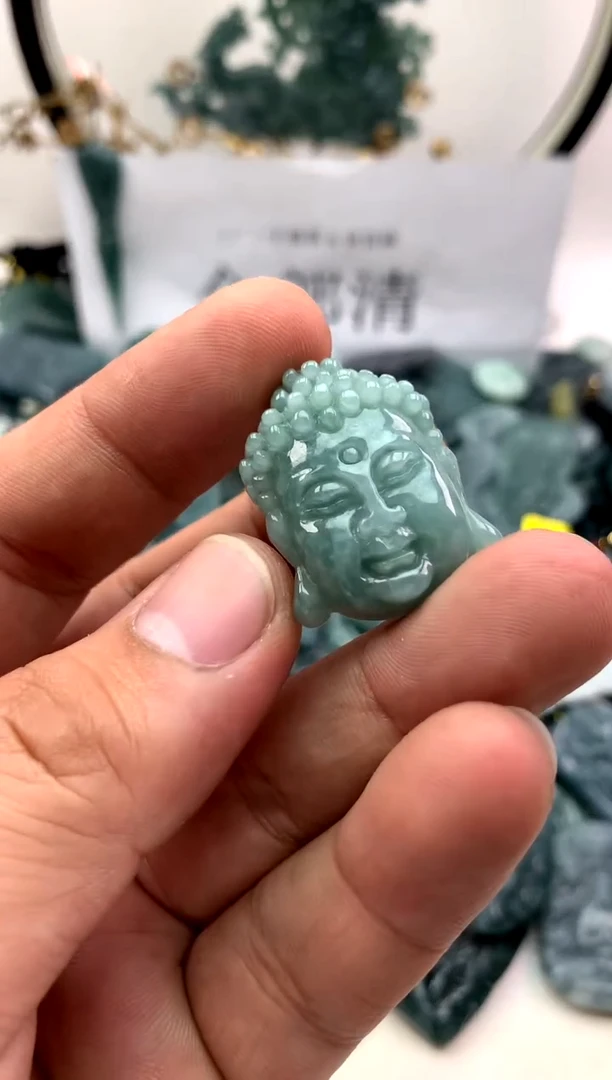 翡翠未镶嵌颈饰佛头