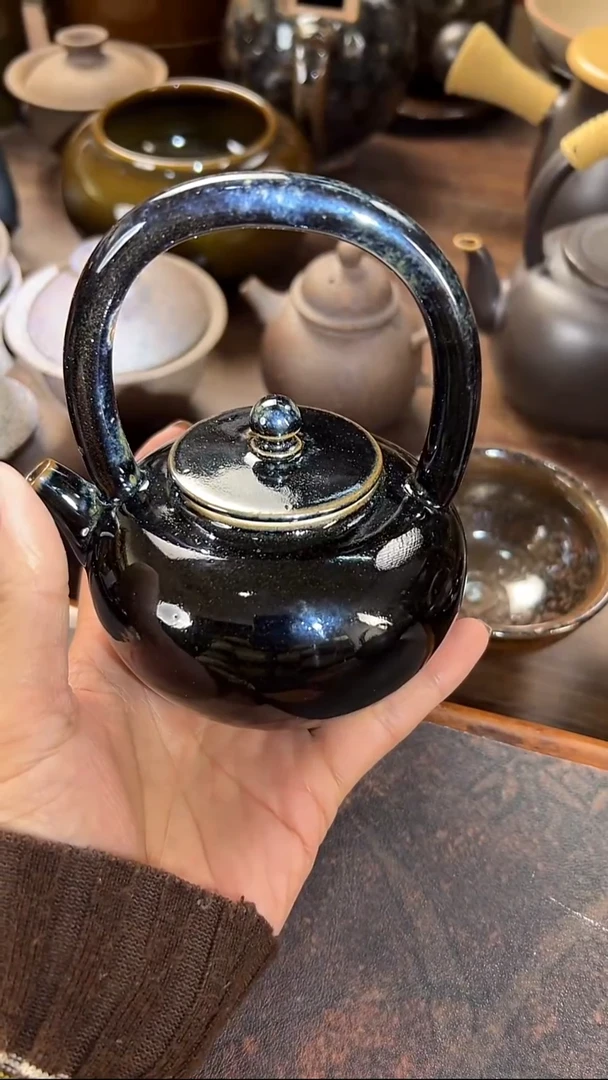 原矿黑釉色的提梁泡茶壶