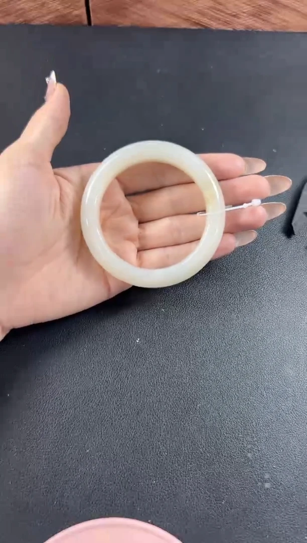 和田玉手镯未镶嵌黑山微色差56手镯