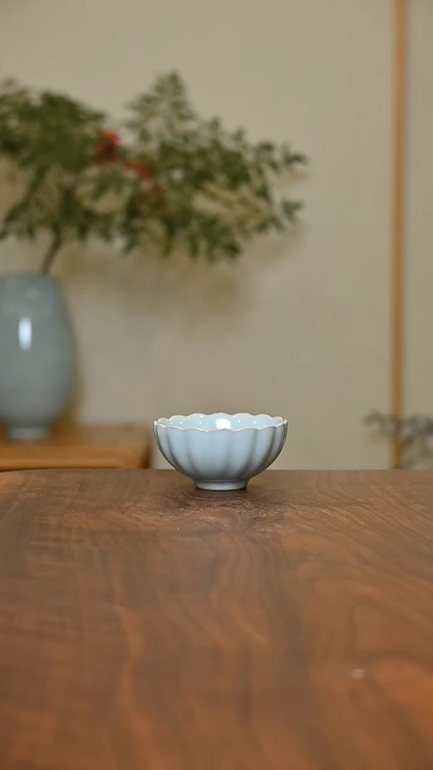 菊瓣杯 天青 微瑕 无款