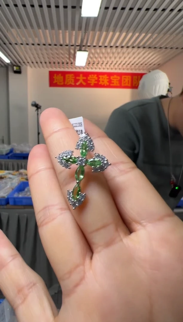 【闪购商品】石榴石吊坠(不含链)银S925镶嵌约3*6mm5粒沙弗莱
