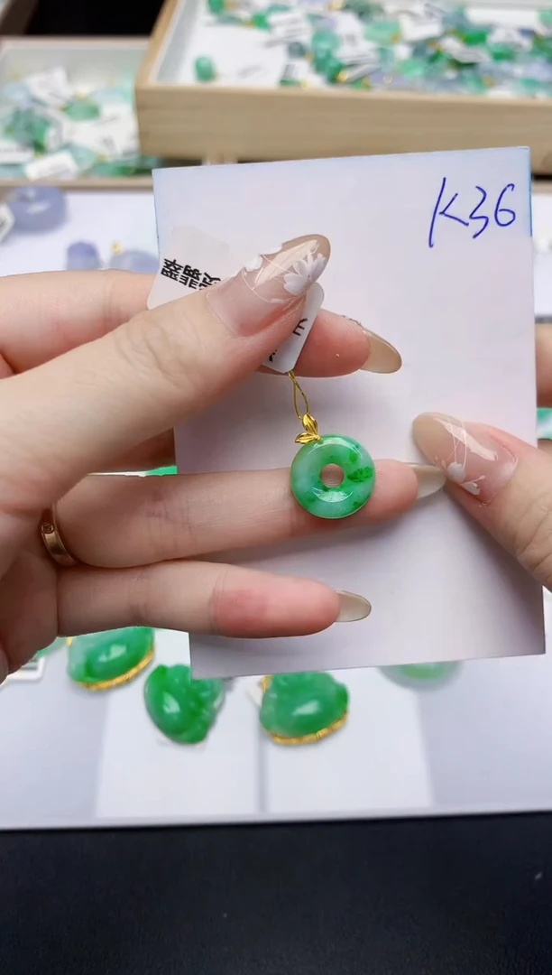 翡翠18K金镶嵌颈饰天然缅甸翡翠A货