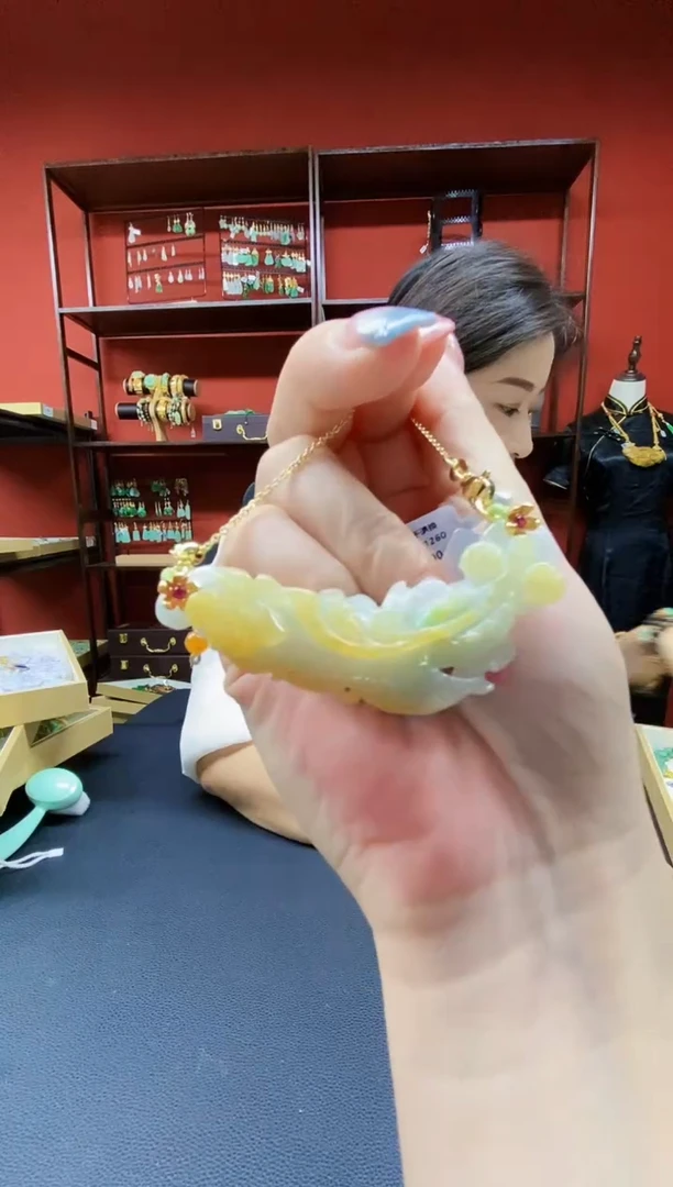 颈饰未镶嵌翡翠吊坠