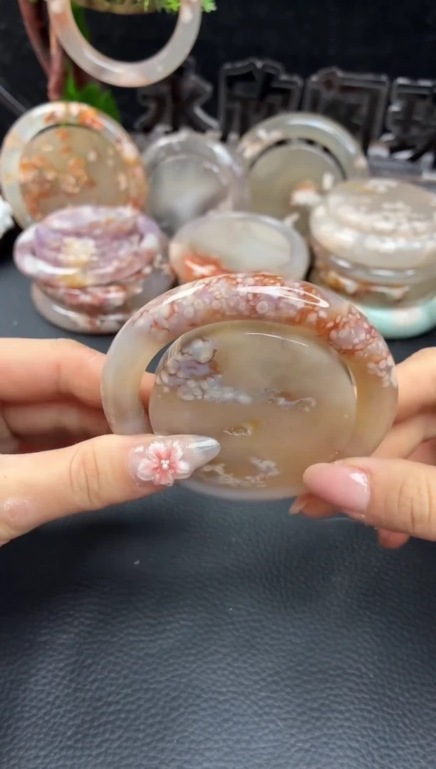 未镶嵌手镯（圆镯）石英质玉56