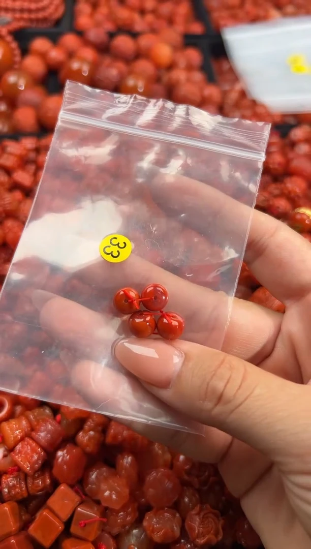 南红玛瑙未镶嵌颈饰1