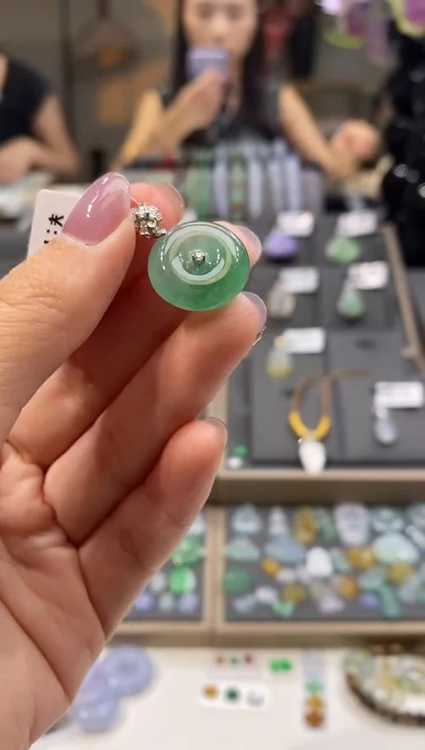 颈饰18K金镶嵌翡翠平安扣