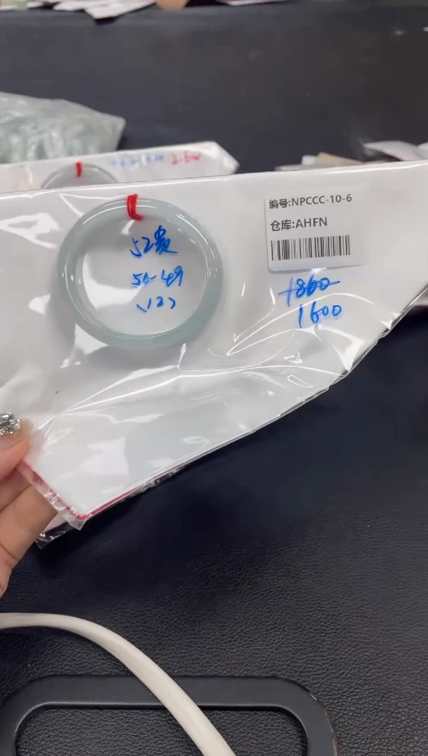 翡翠手镯未镶嵌翡翠手镯