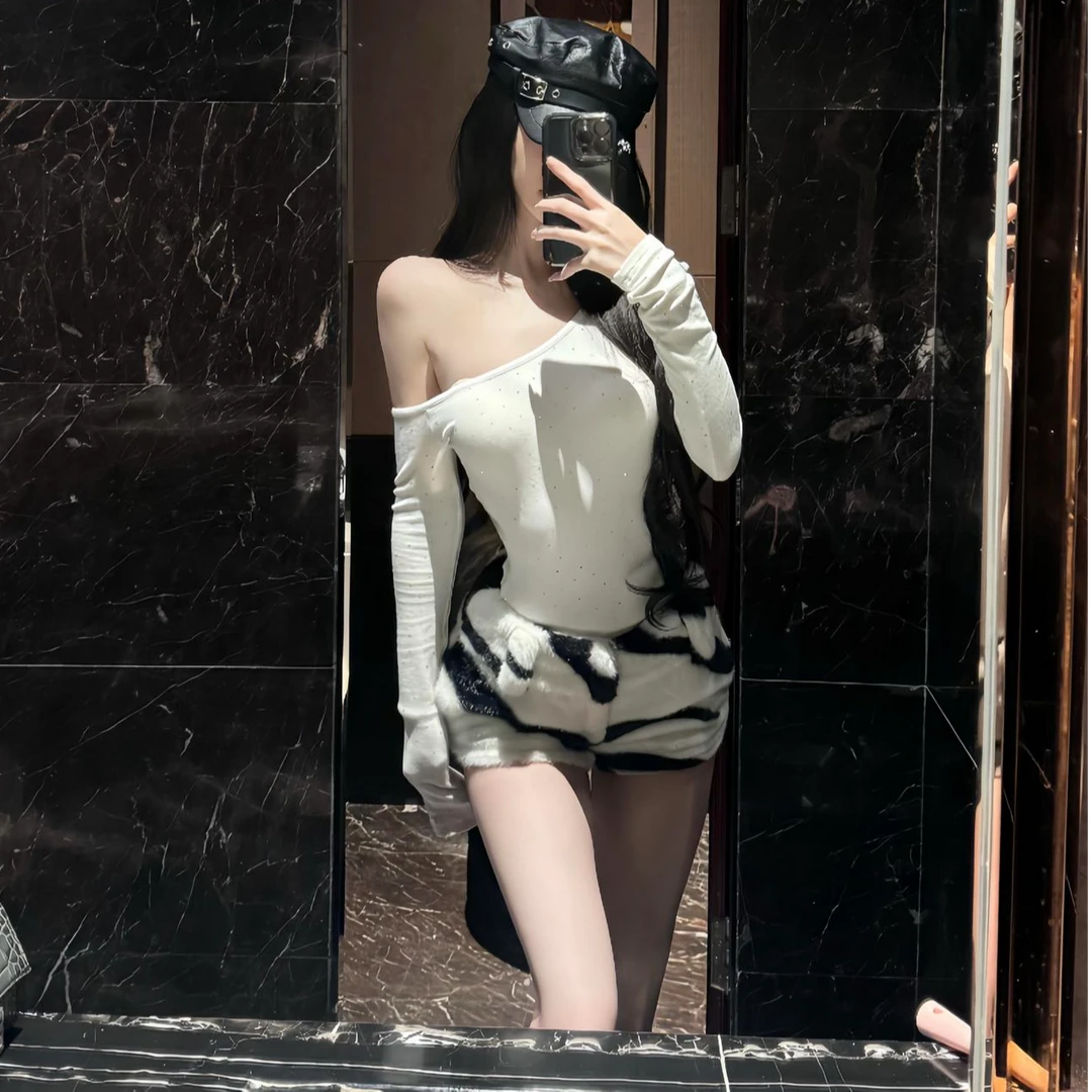 纯欲辣妹性感斜肩长袖T恤女秋冬季打底衫内搭上衣显瘦高腰短裤子