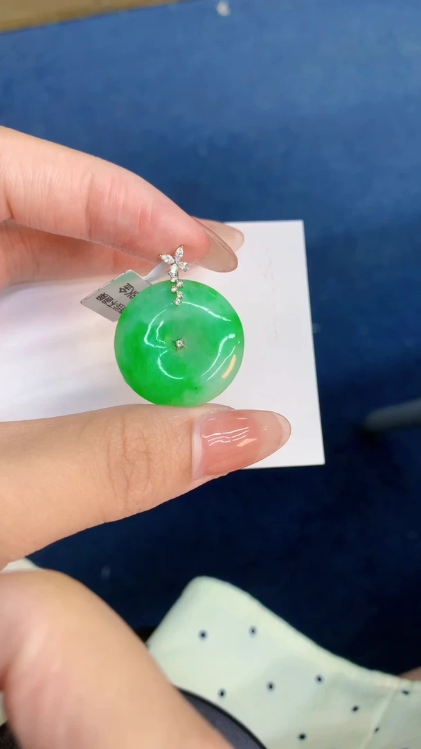 翡翠18K金镶嵌颈饰           1