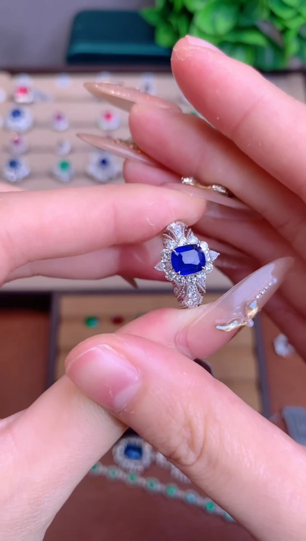 【闪购商品】蓝宝石戒指18K金镶嵌1.25CT