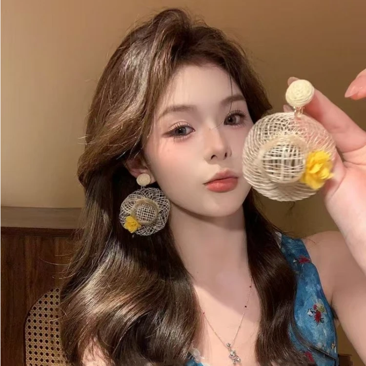 非金属布艺耳饰 度假风拉菲草藤编帽子花朵耳钉2025新款百搭耳饰