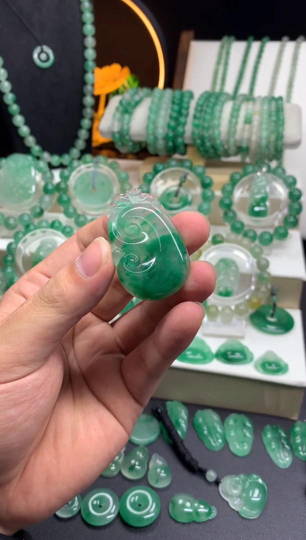 吊坠(不含链)未镶嵌石英质玉（非洲翠）如意