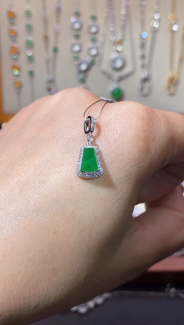 【闪购商品】翡翠吊坠(不含链)18K金镶嵌吊坠