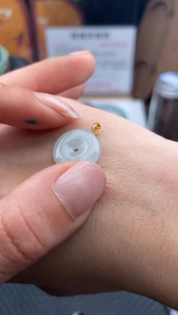 颈饰18K金镶嵌翡翠吊坠