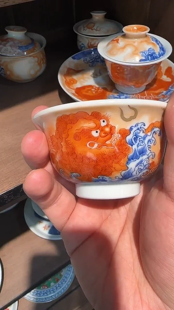 【初谨】青花矾红狮纹压手杯