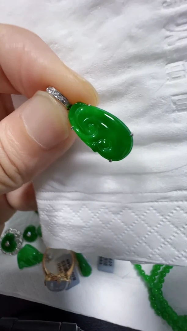 翡翠18K金镶嵌吊坠(不含链)1800