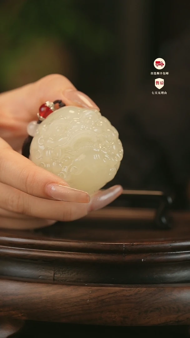 云南石竹叶青雕刻：醒狮貔貅手把件