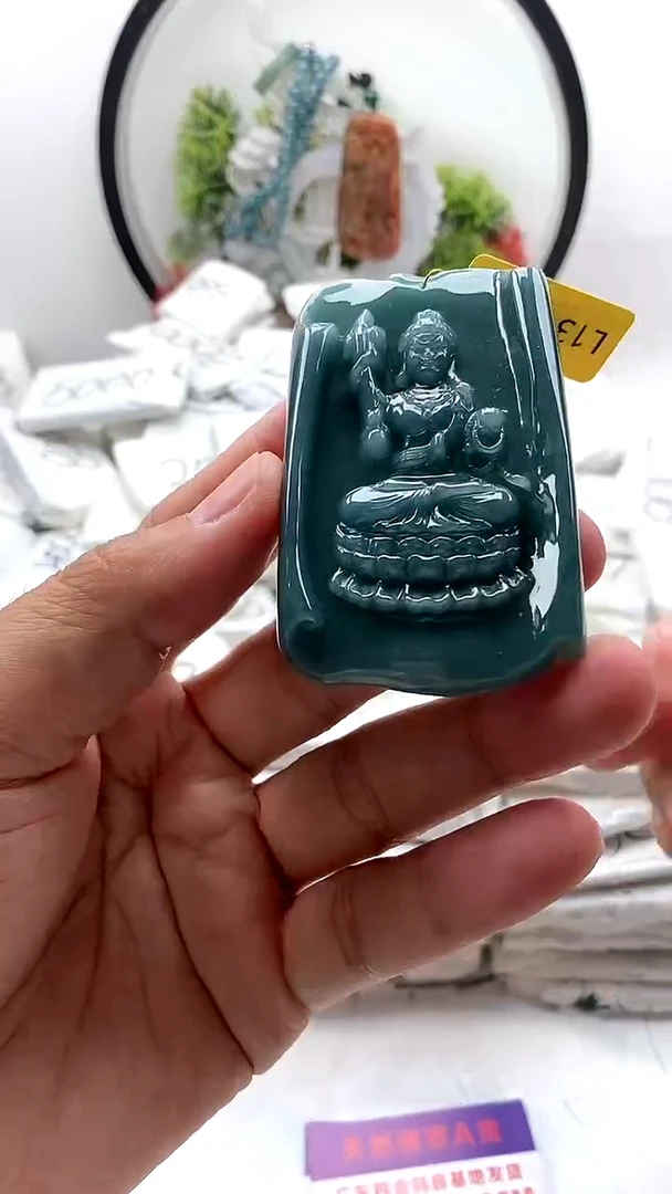 翡翠未镶嵌颈饰不动明王