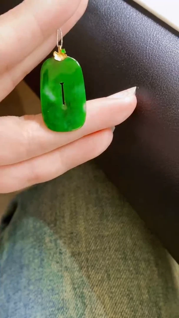 颈饰18K金镶嵌翡翠吊坠