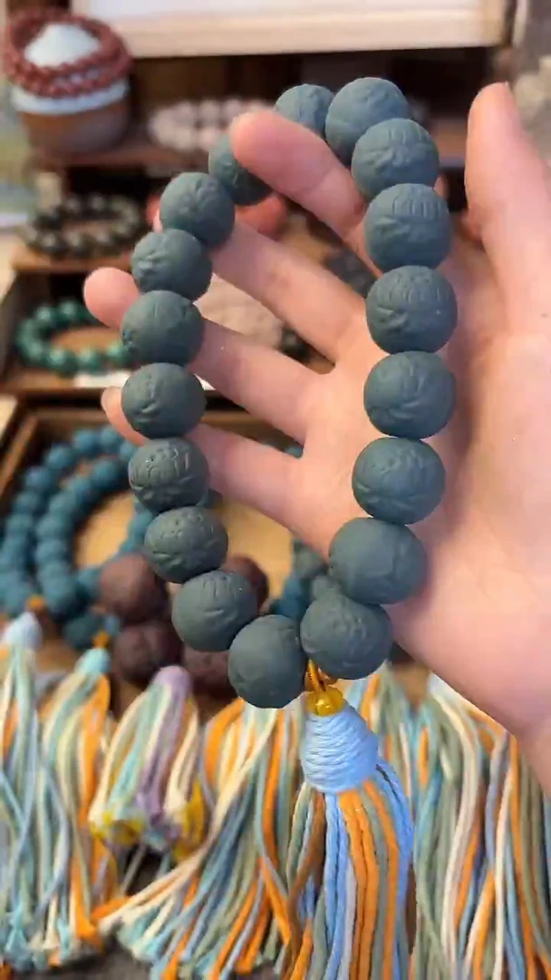 泥塑青黛莲花珠手持一条