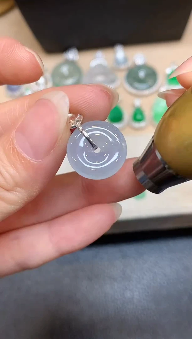 颈饰18K金镶嵌翡翠平安扣【无服务费