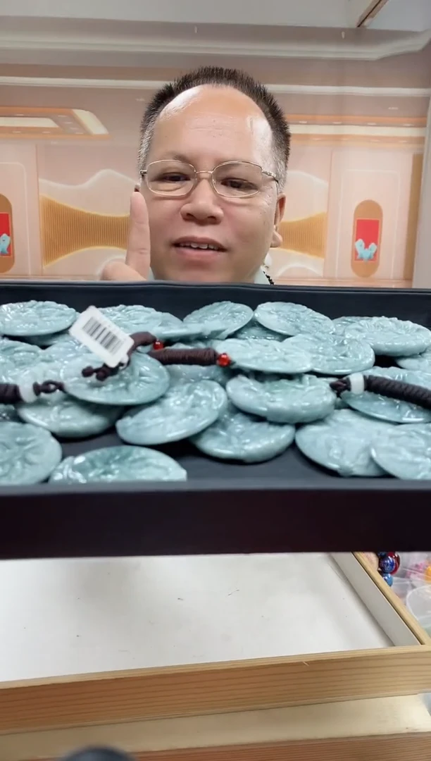 颈饰未镶嵌翡翠翡翠观音圆牌 多样性发一件
