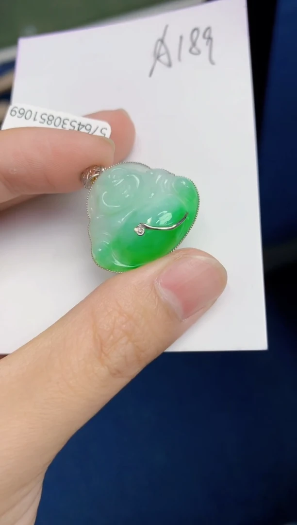 翡翠18K金镶嵌颈饰天然缅甸翡翠A货