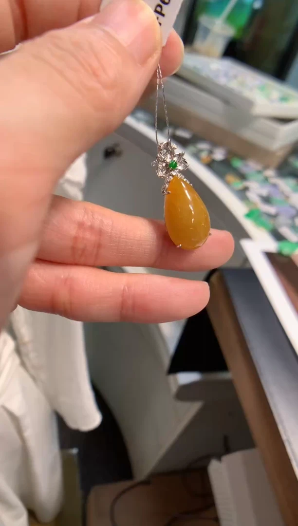 颈饰18K金镶嵌翡翠水滴