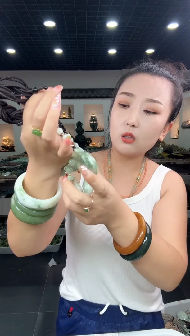 岫玉未镶嵌颈饰老油翠鱼