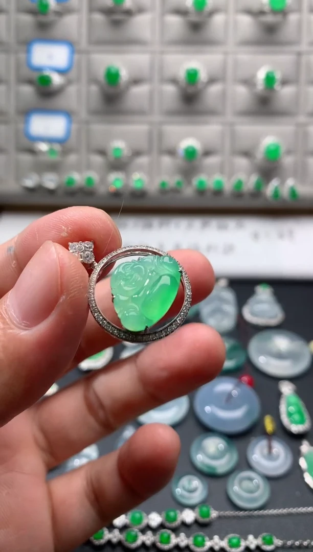 颈饰18K金镶嵌翡翠18K翡翠