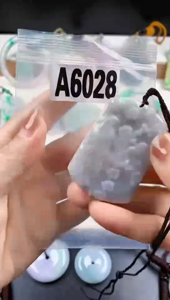 颈饰未镶嵌翡翠天然翡翠吊坠挂件