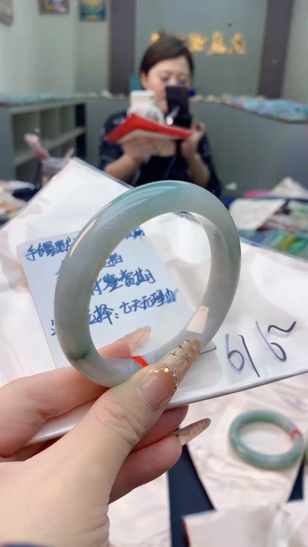 未镶嵌手镯翡翠0684833379
