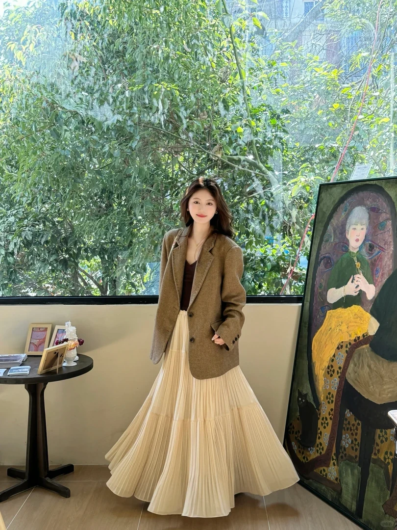 2025春季新款高级感穿搭咖色西装外套女搭配百褶半身裙显瘦两件套