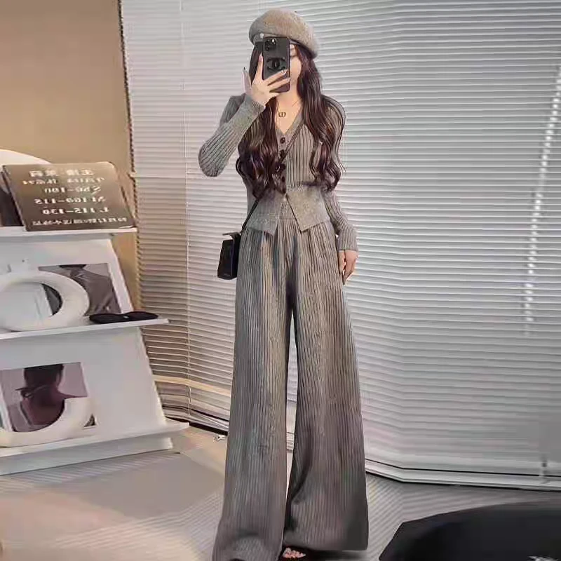 欧货高级感休闲运动套装女秋洋气减龄宽松V领单排扣针织上衣长裤