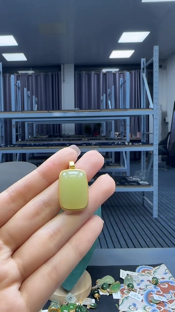 18K金镶嵌和田玉挂件1