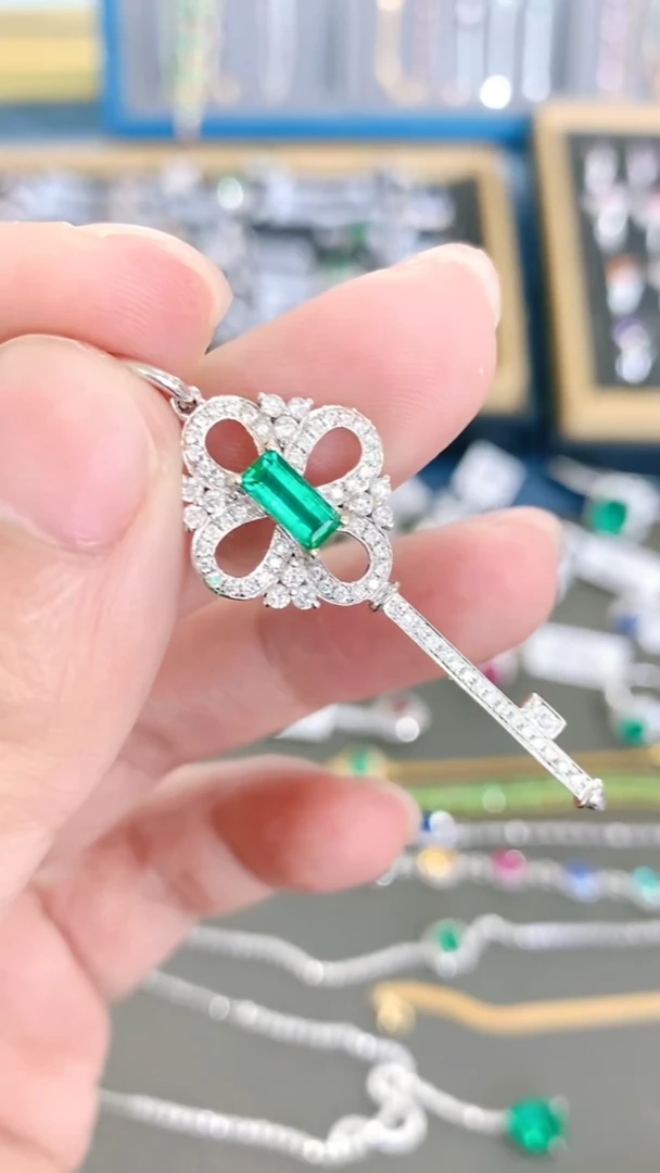 18K金镶嵌吊坠祖母绿·