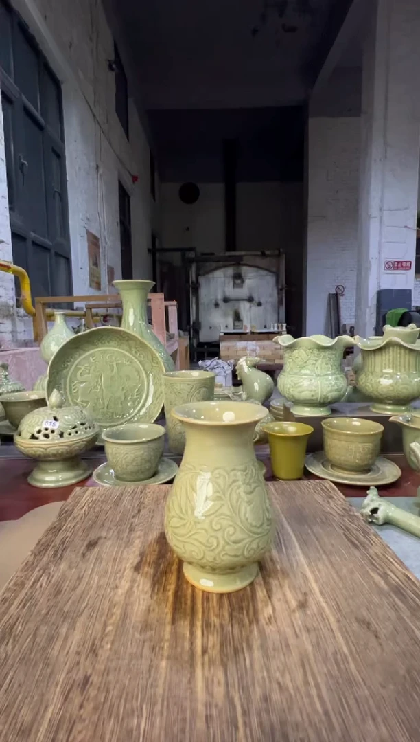 微瑕耀州窑莲纹小花瓶